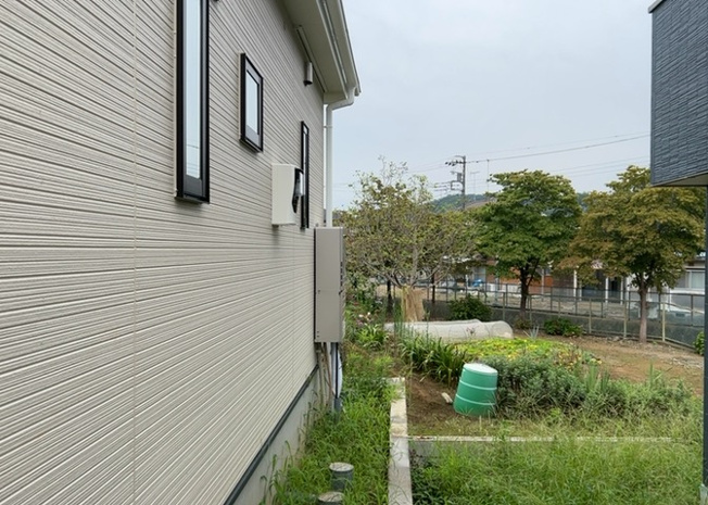 【発電・温水設備】 | お風呂の準備が手軽に行える便利な追焚機能付き給湯設備を備えています。ご家族で入浴時間が異なる場合でも温かいお湯をすぐに保温・再加熱可能です。経済的かつ快適にお湯が使え、日々のバスタイムをサポートします