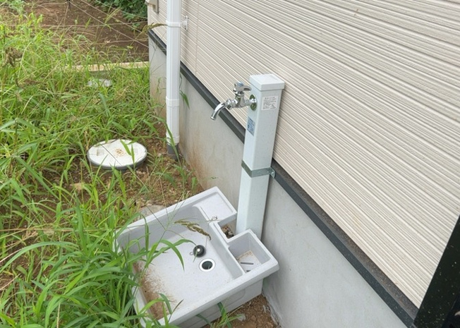【設備】 | 屋外での散水や洗車に大活躍する立水栓などの便利な屋外設備を完備しています。お庭でのガーデニングやペットのお手入れ、アウトドア用品の洗浄にも大変重宝。細部まで住む人の利便性を考慮した設計が魅力的です。