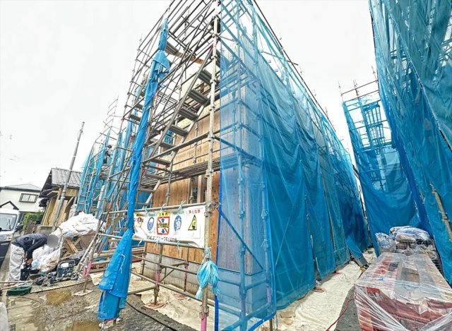 【外観】 | 富士見市水谷東1丁目　新築一戸建住宅　全4棟　(丸井志木店) | 販売現地／2026年7月6日撮影　
教育施設や買い物施設が身近に揃い、毎日の暮らしを快適にサポート。落ち着いた街並みの中で、家族みんなが安心して新生活を始められるロケーションです。
