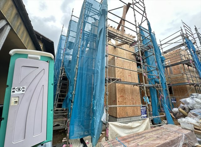 【外観】 | 富士見市水谷東1丁目　新築一戸建住宅　全4棟　(丸井志木店) | 販売現地／2026年7月6日撮影　
教育施設や買い物施設が身近に揃い、毎日の暮らしを快適にサポート。落ち着いた街並みの中で、家族みんなが安心して新生活を始められるロケーションです。