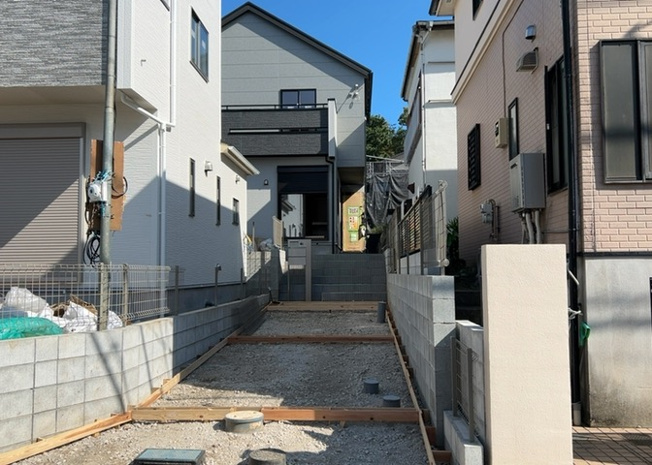 【前面道路含む現地写真】 | 住宅用の土地では前面道路に2m以上接していなければならないと法律で定められています。しかし、お持ちの車のサイズやライフスタイルなどにより、2mでは利便が悪い場合もございますので、事前に確認しましょう。