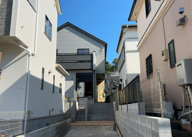 【前面道路含む現地写真】 | お持ちの車種によっては前面道路が広い方が便利でしょう。しかし、前面道路が広ければその分交通量が多くなるため、騒音などが気になる場合があります。実際に現地を見学し、周辺交通量や騒音などを確認しましょう！