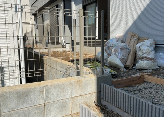 【庭】 | 庭があることでガーデニングや家庭菜園はもちろん、こどもの遊び場やペットを放して遊ぶことができます。また、家の周囲に余裕があるということです。隣地との間があれば、十分な日当たりと、風通しが確保できます。