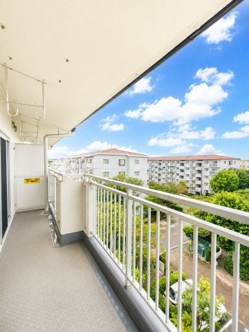 三郷早稲田団地7-29-3号棟のバルコニー|広々としたバルコニーです
