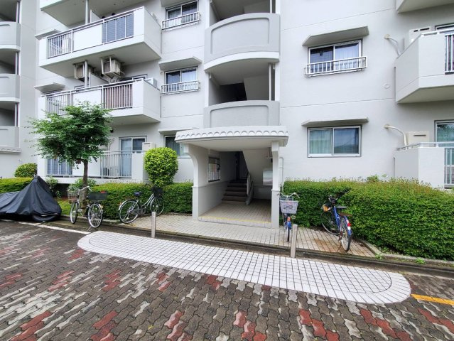 三郷早稲田団地7-29-3号棟のエントランス|毎日通るエントランスはこのようになっています