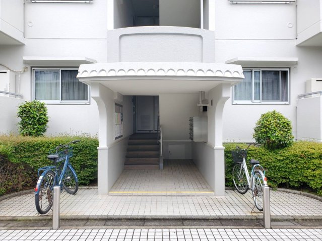 三郷早稲田団地7-29-3号棟のエントランス|清潔なエントランスです