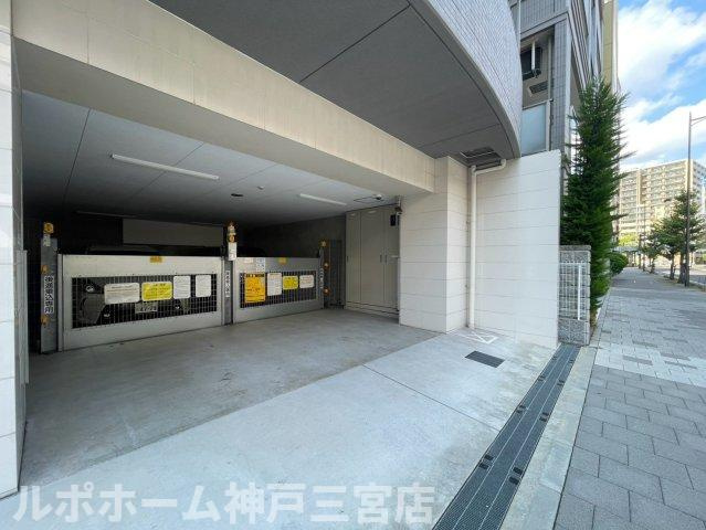 セレニテ神戸元町プリエの駐車場