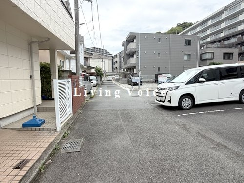 【仲介手数料０円】藤沢市大鋸１丁目　中古戸建の前面道路含む現地写真|藤沢市大鋸１丁目　中古戸建