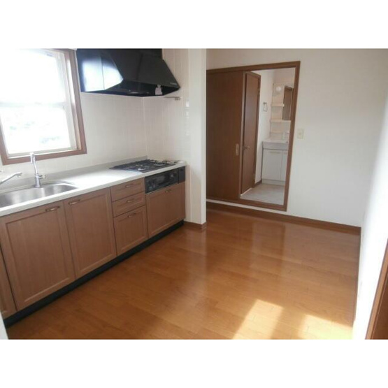 【キッチン】 | 桜川市真壁町田　中古戸建 | ワイドなキッチンスペースなので、2品、3品同時に作れちゃいますね( *´艸｀)