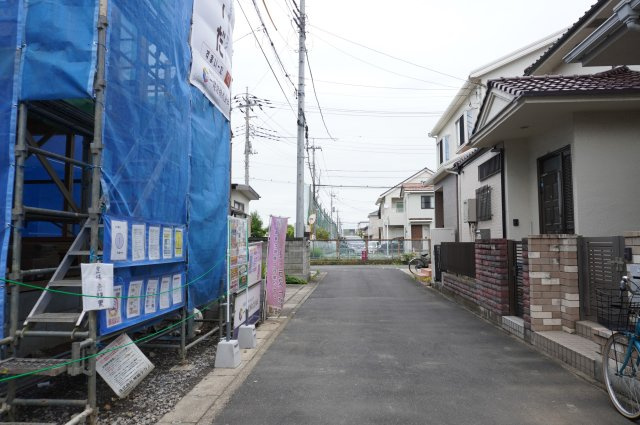越谷市大沢 新築分譲住宅の前面道路含む現地写真