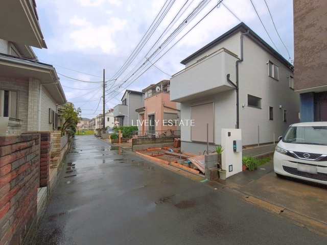 越谷市大沢 新築分譲住宅の前面道路含む現地写真