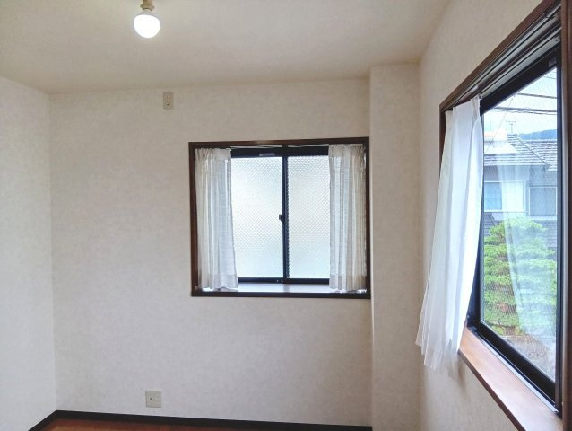 プライムKの洋室|独立洗面台、朝の身支度には欠かせません