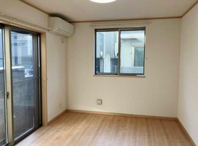 西大井戸建の内装|明るい室内です