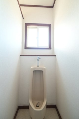 【トイレ】 | 平川市高木原田・6LDK中古住宅・シッター車庫付き | シンプルで使いやすいトイレです