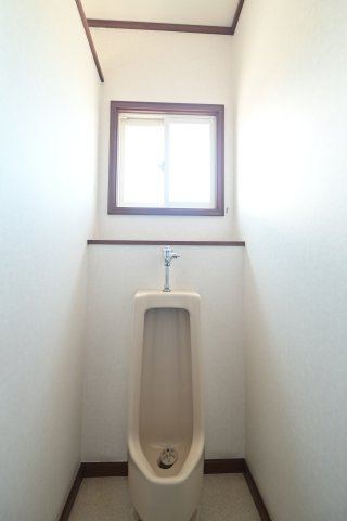 【トイレ】 | 平川市高木原田・6LDK中古住宅・シッター車庫付き | シンプルで使いやすいトイレです