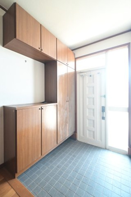 【玄関】 | 平川市高木原田・6LDK中古住宅・シッター車庫付き | シーュウズボックス