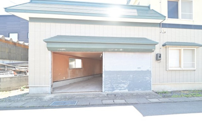 【外観】 | 平川市高木原田・6LDK中古住宅・シッター車庫付き | 車庫