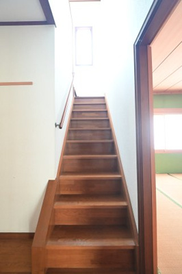 【内装】 | 平川市高木原田・6LDK中古住宅・シッター車庫付き | 階段