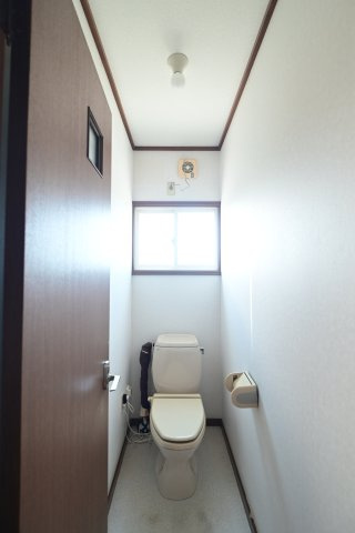 【トイレ】 | 平川市高木原田・6LDK中古住宅・シッター車庫付き | 二階トイレ