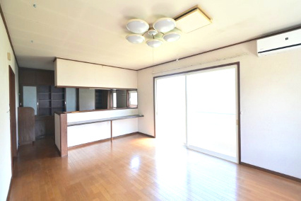 【居間・リビング】 | 平川市高木原田・6LDK中古住宅・シッター車庫付き | ゆったり過ごせるリビングです