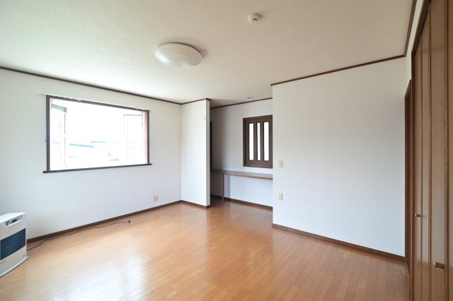 【洋室】 | 平川市高木原田・6LDK中古住宅・シッター車庫付き | 二階洋室12帖