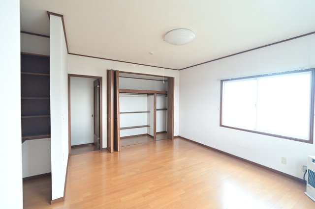 【寝室】 | 平川市高木原田・6LDK中古住宅・シッター車庫付き | 二階洋室12帖