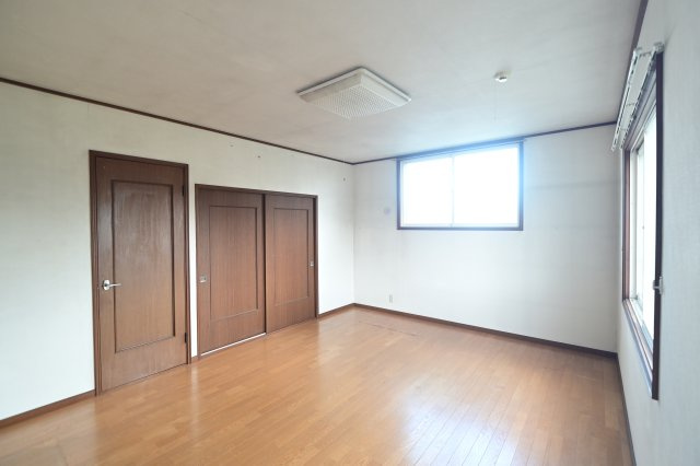 【洋室】 | 平川市高木原田・6LDK中古住宅・シッター車庫付き | 二階洋室10帖