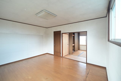 【洋室】 | 平川市高木原田・6LDK中古住宅・シッター車庫付き | 二階洋室10帖
