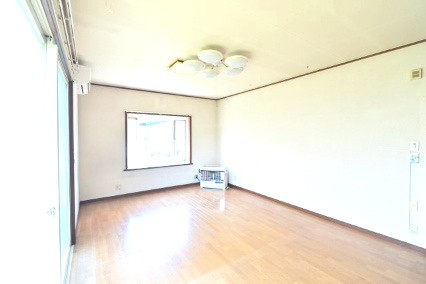 【居間・リビング】 | 平川市高木原田・6LDK中古住宅・シッター車庫付き | 使いやすいリビングです