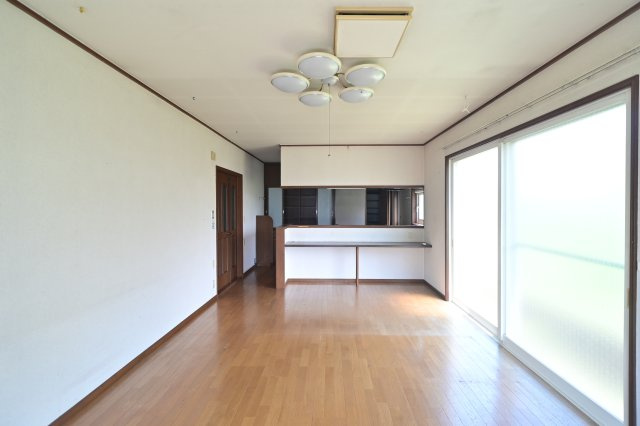 【居間・リビング】 | 平川市高木原田・6LDK中古住宅・シッター車庫付き | おしゃれな居間です