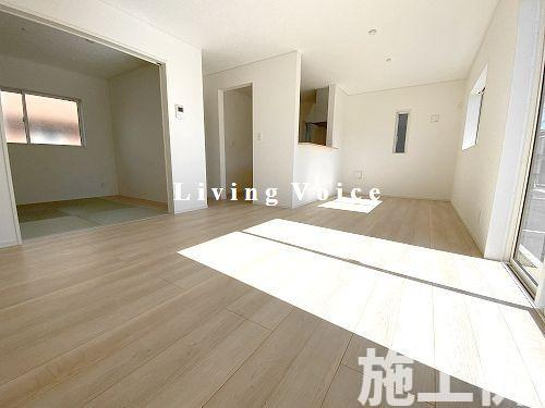 【居間・リビング】 | 【仲介手数料０円】平塚市南金目第20　新築一戸建て　全２棟 | 平塚市南金目第20　新築一戸建て　全２棟