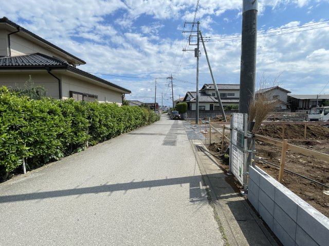 新築戸建・新築建売　伊勢崎市豊城町第2　殖蓮小学校・殖蓮中学校の前面道路含む現地写真