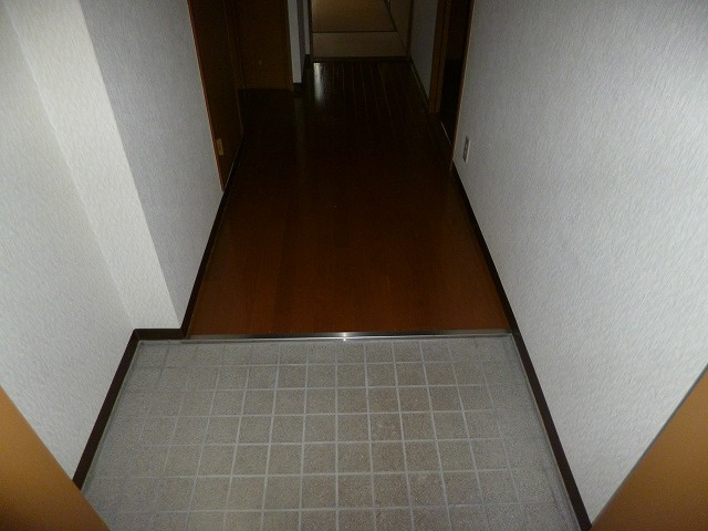 メイカビルの玄関