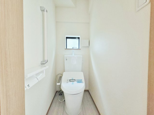 中野区上鷺宮5丁目 全2棟 A号棟のトイレ|トイレは1階・2階にございます
忙しい朝も快適に　家族みんなに優しい間取り