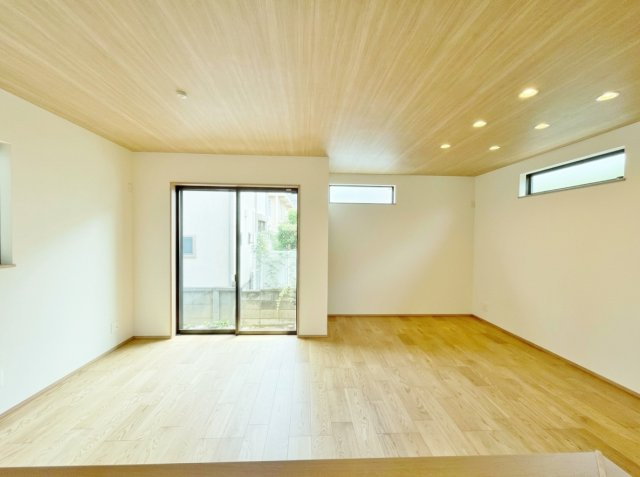 中野区上鷺宮5丁目 全2棟 A号棟の居間・リビング|通風・採光にも優れ、心地よい光と風が溢れています
リビングには足元から暖かい床暖房を完備しております
ご家族皆様でゆったりとお寛ぎいただけます