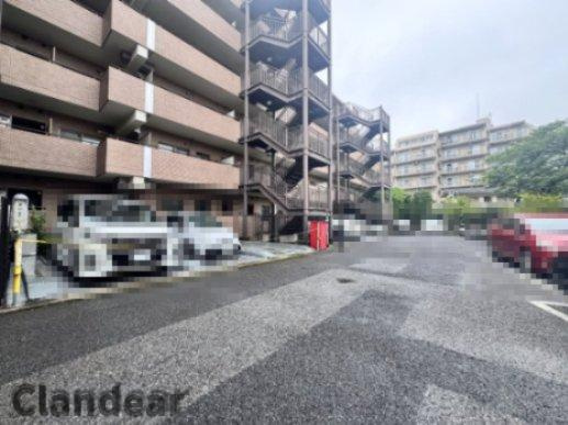 竹の塚パークホームズの駐車場|ドキドキの新生活も、安心してスタート。ぴったりの住まいを見つけませんか？クランディアが一緒に住まい選びをサポートします‼　まずは、お気軽にお問合せください　＃クランディア