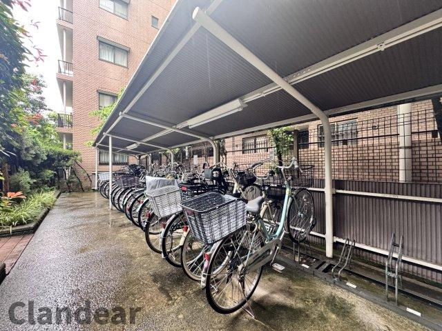 竹の塚パークホームズの駐輪場|ドキドキの新生活も、安心してスタート。ぴったりの住まいを見つけませんか？クランディアが一緒に住まい選びをサポートします‼　まずは、お気軽にお問合せください　＃クランディア