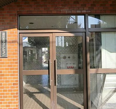 蓮田木下マンションのエントランス