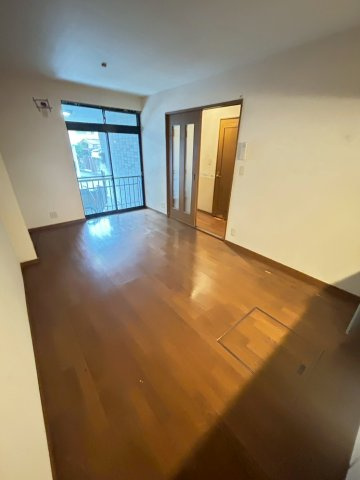 西宮市生瀬東町　貸家の居間・リビング