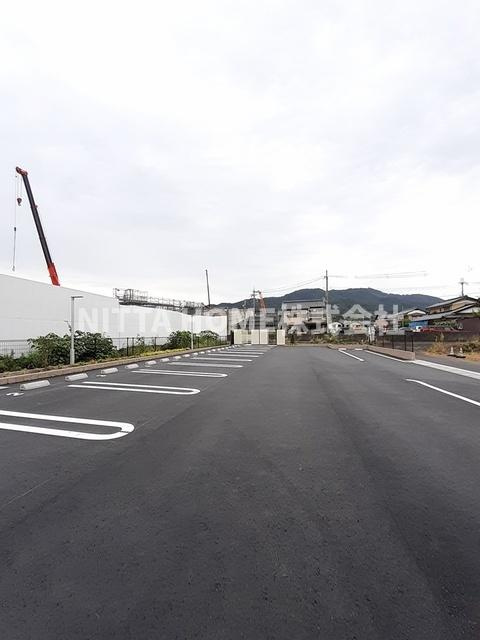 舞鶴市字上安のアパートの駐車場|屋根付きの駐輪場は無料です◎