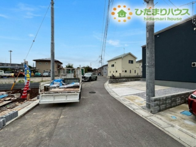 鴻巣市下忍3期　新築戸建　グラファーレ02の前面道路含む現地写真