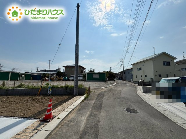 鴻巣市下忍3期　新築戸建　グラファーレ02の前面道路含む現地写真