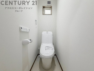 温水洗浄便座付トイレは温水洗浄機能により、暖かい水でおしりを洗浄することができ、冷たい水を使う従来の便座に比べ、温水洗浄機能で暖かいトイレを提供し、快適な使用を可能にします。