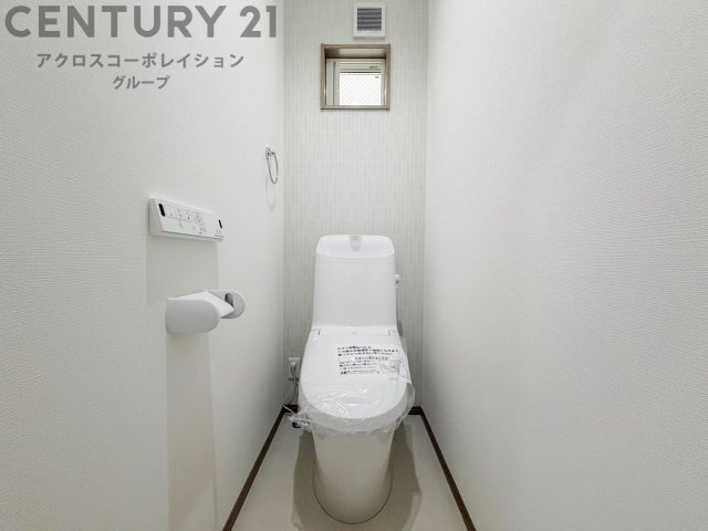 温水洗浄便座付トイレは温水洗浄機能により、暖かい水でおしりを洗浄することができ、冷たい水を使う従来の便座に比べ、温水洗浄機能で暖かいトイレを提供し、快適な使用を可能にします。