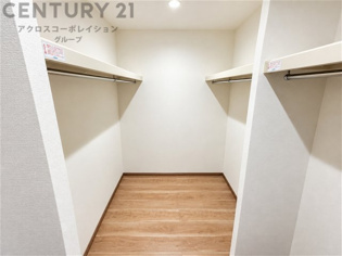 収納力が高く洋服や小物を整理しやすく、更衣室のように使え、部屋がすっきり保てます。収納の配置を自由に調整でき、換気性が良く防湿・防虫対策も可能。快適で機能的な生活空間を実現できます♪