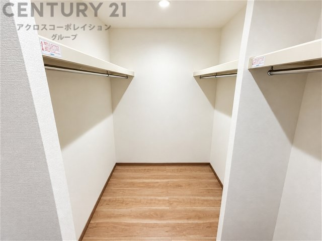 収納力が高く洋服や小物を整理しやすく、更衣室のように使え、部屋がすっきり保てます。収納の配置を自由に調整でき、換気性が良く防湿・防虫対策も可能。快適で機能的な生活空間を実現できます♪