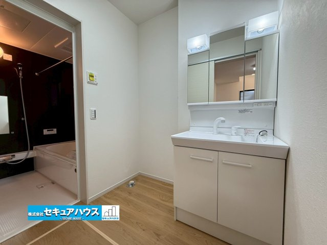【同施工物件ご案内可能】刈谷市泉田町北中浜　全4棟の内観：施工例|【洗面台イメージ】
◆鏡の裏にはたっぷりと収納スペースを標準装備！
◆電源を付属しているのでドライヤーなど利用できます。
