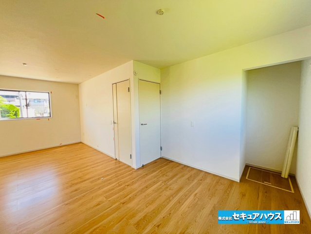 【本日ご案内可能】刈谷市泉田町北中浜　全4棟の洋室|【1階洋室5.2帖】
◆家族構成やお子様の成長に合わせて間仕切り対応でリビングと洋室の空間を区切ることができます。現状は22.2帖の広々としたリビング空間になっております。　　　　　　　　　　　　　　
