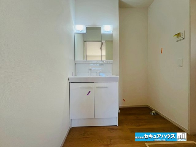 【本日ご案内可能】刈谷市泉田町北中浜　全4棟の独立洗面台|【洗面台】
◆鏡の裏にはたっぷりと収納スペースを標準装備！
◆電源を付属しているのでドライヤーなど利用できます。
◆洗面台下の収納スペースには洗剤などのストックをしまうことができます。　　　　　　　　