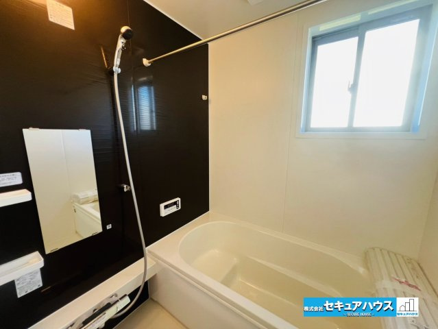 【本日ご案内可能】刈谷市泉田町北中浜　全4棟の浴室|【浴室】
◆アクセントパネルで落ち着きのある雰囲気を演出します。毎日の疲れを癒やすバスタイムを過ごせます。
◆窓付きでカビの繁殖を抑える効果があります。
◆追い炊き機能を備えたオートバスです。　　　　